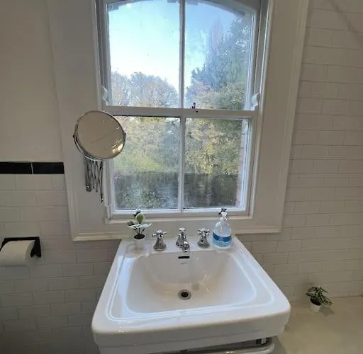 Tranquil Retreat In Historic Chapelizod 펜션 *